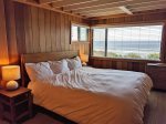 Cozy Ocean Front Bedroom w/ King Bed 